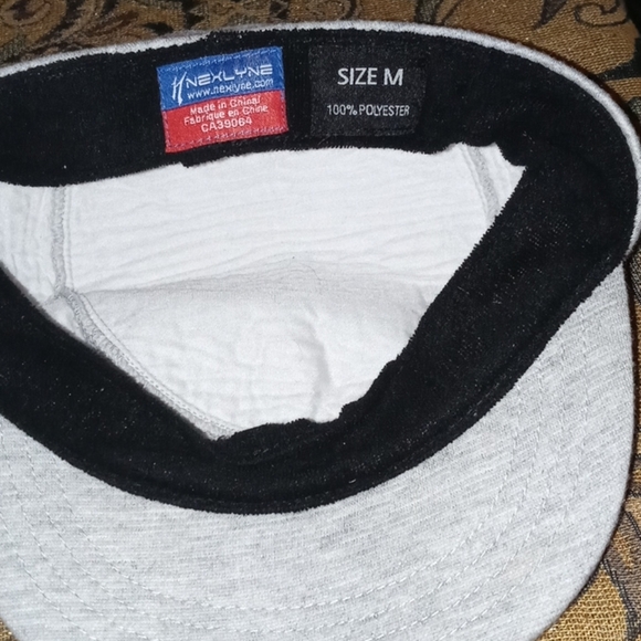 Women hats never worn have a little spot - Picture 2 of 4